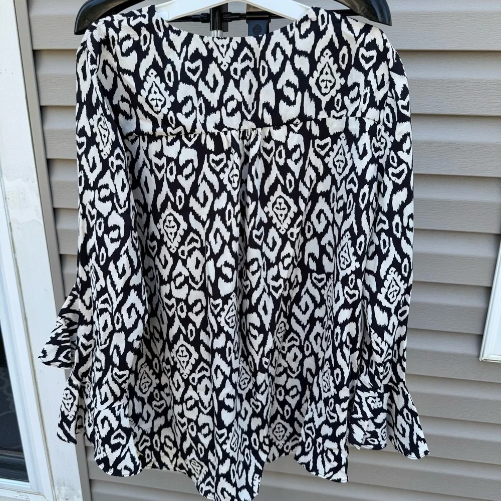 Vince Camuto Flutter Bell Sleeve V-neck Etched Geo Blouse Large - Picture 8 of 12